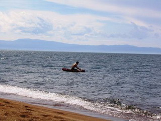 На озере Белё перевернулся матрас с туристами - один утонул