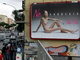 Во Франции умерла модель, боровшаяся с анорексией