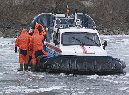 Сотрудники МЧС Хакасии спасали дрейфующих на льдине рыбаков