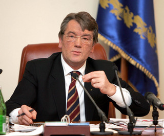 Ющенко призвал уничтожить все советские памятники