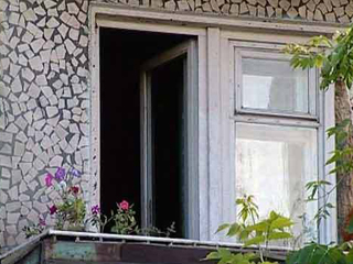 В Хакасии женщина выпала из окна своей квартиры