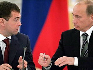 Медведев догнал Путина по популярности