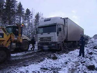 Сильный снегопад осложнит ситуацию на федеральных трассах Сибири