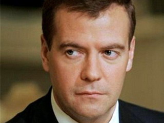 Медведев внес поправки к закону о сроке госслужбы