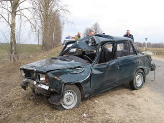 В Хакасии ВАЗ съехал в кювет - двое пострадавших