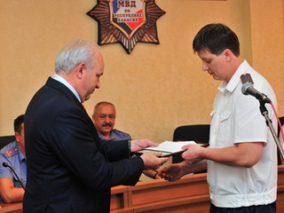 Три инспектора ГИБДД получили премии главы Хакасии
