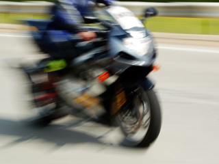 В Хакасии ищут мотоциклиста, сбившего женщину