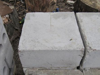 В Абакане рабочего придавило упавшей бетонной плитой