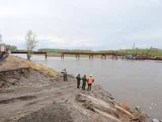 Половодье осложнило работы по сооружению временного моста через р. Абакан