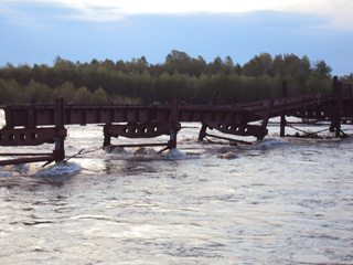 Река снесла пролеты строящегося ж/д моста в Хакасии