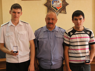 Жителей Хакасии, задержавших вооруженного грабителя, наградили медалями МВД