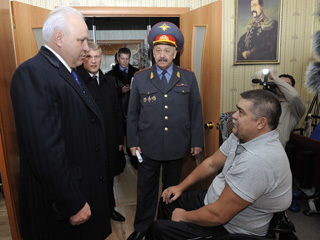 Глава Хакасии посетил семьи офицеров МВД