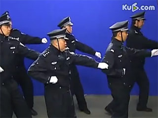 Танцующая китайская полиция потрясла интернет (видео)