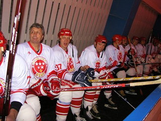 Легенды советского хоккея провели игру в Черемушках 