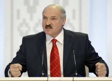 Президент Белоруссии требует продавать товары в Россию за доллары и евро