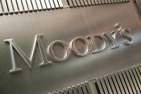 "Moody's" опустило кредитный рейтинг России до уровня "мусора"