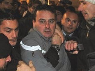 Человек, изувечивший Берлускони, извинился за "подлый поступок"