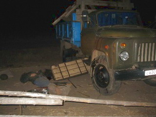 В Хакасии погиб водитель опрокинувшегося грузовика (фото)