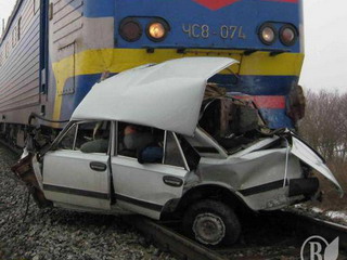 На КрасЖД поезд протаранил легковушку - водитель погиб