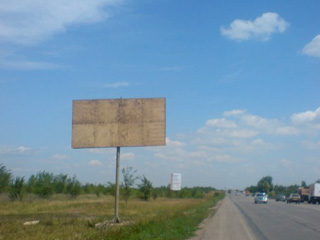 В Хакасии на федеральной трассе незаконно установлен рекламный щит