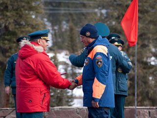 Спасатели Хакасии получили медали "За отвагу"