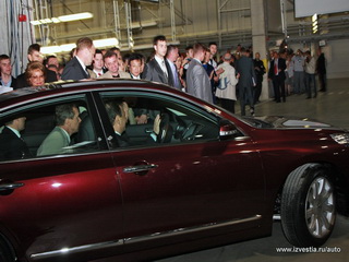 Путин прокатился на первом российском Nissan Teana