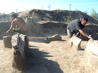 Археологи раскапывают курган на территории Абакана (фото)