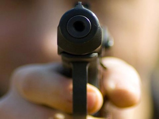 В Минусинске, угрожая пистолетом, подросток хотел ограбить парня