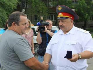 Абаканского таксиста наградили медалью МВД