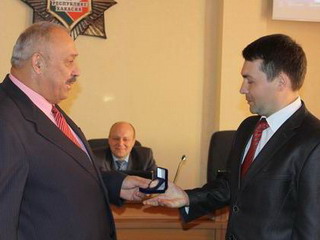 Жителя Абакана наградили медалью МВД