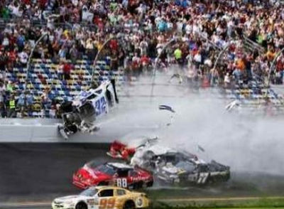 Во время гонок  NASCAR В США автомобиль влетел на трибуну, много пострадавших 