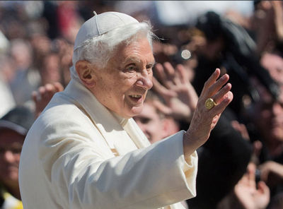 Папа римский Бенедикт XVI покинет Ватикан через несколько часов 