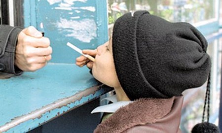 На привокзальной территории детям продают сигареты