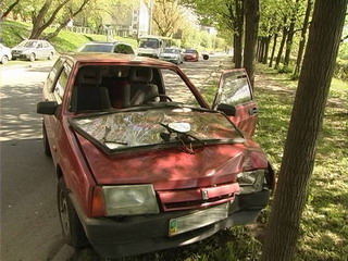  В Абакане автомобиль врезался в дерево - двое пострадавших