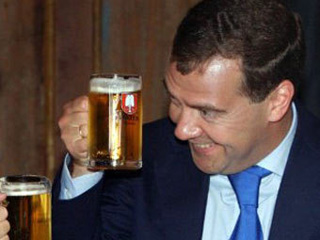Медведев приравнял пиво к алкоголю
