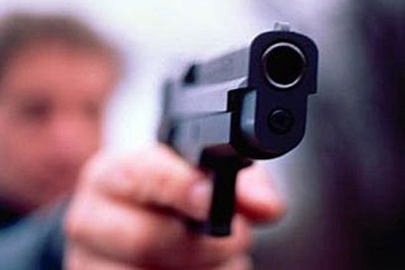 В Абакане подросток угрожал своей подруге пистолетом