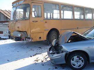 В Хакасии иномарка врезалась в пассажирский автобус