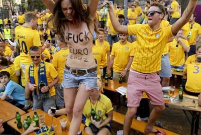Украинские феминистки вновь порадовали футбольных фанатов "обнажёнкой" (ВИДЕО)
