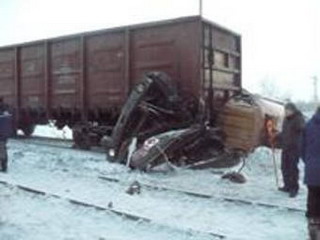 В Сибири бензовоз столкнулся с поездом, трое погибших