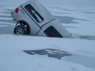  На Саяно-Шушенском водохранилище ушли под лед "Скорая" и трактор