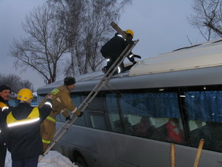 На трассе Кемерово-Красноярск пассажирский автобус свалился в кювет