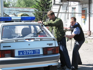 В Саяногорске наряд УВО задержал парня с марихуаной