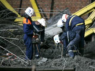 В Новосибирске рухнула крыша цеха, под завалами находятся 8 человек