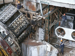 На СШГЭС начался демонтаж крышки турбины первого гидроагрегата