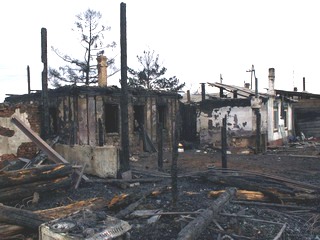 Из-за крупного пожара в Хакасии без жилья остались 3 семьи (фото)