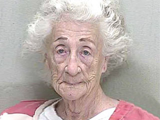 92-летняя старушка ранила соседа за отказ в поцелуе