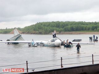 В Томской области Ан-24 аварийно сел на реку Обь