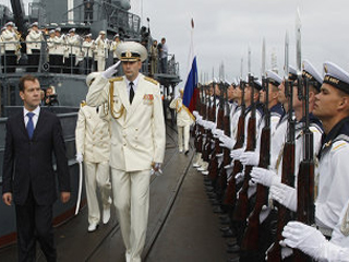 Медведев принял участие в праздновании Дня ВМФ