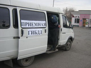 В Усть-Абакане ГИБДД устроило "приемную на колесах"