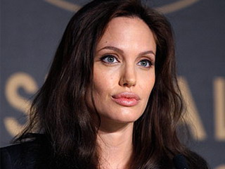 Анджелина Джоли стала жертвой пластической операции